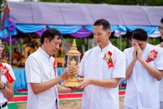 ภาพ No.255479:วันที่ 13 ตุลาคม พ.ศ. 2568 พิธีบรรจุพระบรมสารีริกธาตุ ผูกผ้า 7 สี เพื่อความเป็นสิริมงคล  และ ยกช่อฟ้า ประดิษฐานบนหลังคาอุโบสถวัดทุ่งเจริญธรรม ถวายบูชาธรรม 81 ปี หลวงพ่อธัมมชโย โดยคณะศิษยานุศิษย์ ณ วัดทุ่งเจริญธรรม อ.อมก๋อย จ.เชียงใหม่