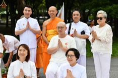 ภาพ No.143888:พิธีตัดปอยผม โครงการอุปสมบทหมู่ พระธรรมทายาทนานาชาติ (ภาษาจีน) รุ่นที่ 19 วันอาทิตย์ที่ 7 กรกฎาคม พ.ศ. 2567 ณ สนามหญ้า หน้าบ้านแก้วอาสาสมัคร วัดพระธรรมกาย