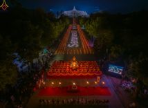 ภาพ No.104195:พิธีจุดประทีป ถวายเป็นพุทธบูชา สามเณรธรรมทายาทชาวอินโดนีเซียกว่า 1,000 รูป ณ มหาเจดีย์บุโรพุทโธ ประเทศอินโดนีเซีย ในวันที่ 23 ธันวาคม พ.ศ. 2566