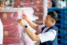 ภาพ No.214317:วันที่ 29 มีนาคม พ.ศ.2568 กิจกรรมใส่ถุงซิปกล่องไทยธรรม เพื่อรักษาความประณีตของกล่องไทยธรรม ในทุกสภาพอากาศ ณ บ้านแก้วเรือนทองคุณยาย วัดพระธรรมกาย