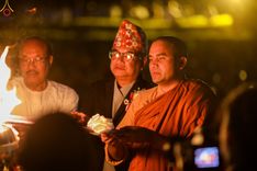 ภาพ No.78205:พิธีจุดประทีปและเวียนประทักษิณถวายเป็นพุทธบูชา ในโครงการบรรพชาสามเณรหมู่ ณ ลุมพินีวัน ประเทศเนปาล  วันที่ 16 มีนาคม พ.ศ. 2566