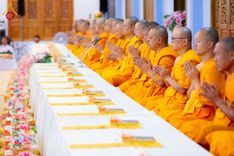 ภาพ No.195895:พิธีถวายภัตตาหารเป็นสังฆทาน แด่พระธรรมยาตรา ณ วัดโบสถ์(บน) ตำบลบางคูเวียง อำเภอบางกรวย จังหวัดนนทบุรี ในโครงการธรรมยาตรา กตัญญูบูชา มหาปูชนียาจารย์ พระมงคลเทพมุนี(สด จนฺทสโร) พระผู้ปราบมาร อนุสรณ์สถาน 7 แห่ง ปีที่ 13 วันที่ 16 มกราคม พ.ศ. 2568