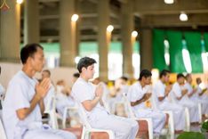 ภาพ No.242915:วันที่ 31 สิงหาคม พ.ศ. 2568 พิธีตัดปอยผมและปลงผม โครงการอุปสมบทหมู่บูชาธรรม ครบรอบ 108 ปี วันครูผู้ค้นพบวิชชาธรรมกาย ณ วัดพระธรรมกาย