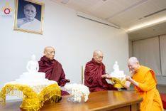 ภาพ No.223045:วันที่ 24 เมษายน พ.ศ. 2568 หลวงพ่อทัตตชีโวต้อนรับคณะสงฆ์เมียนมา ณ อาคาร 100 ปี คุณยายมหารัตนอุบาสิกาจันทร์ ขนนกยูง วัดพระธรรมกาย