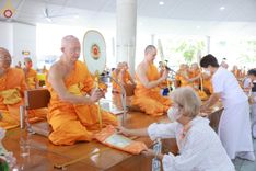 ภาพ No.91529:พิธีบุพเปตพลี ครั้งที่ 142 ร่วมอุทิศบุญแด่หมู่ญาติที่ล่วงลับไปแล้ว และสืบทอดอายุพระพุทธศาสนา วันอาทิตย์ที่ 29 ตุลาคม พ.ศ. 2566 (วันพระขึ้น 15 ค่ำ เดือน 11) ณ หอฉันคุณยายอาจารย์ฯ วัดพระธรรมกาย