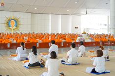 ภาพ No.248502:วันที่ 27 กันยายน พ.ศ. 2568 พิธีถวายเมนูสวรรค์เพื่อการบรรลุธรรม ณ หอฉันคุณยายอาจารย์ฯ วัดพระธรรมกาย