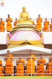 ภาพ No.201307:พระธรรมยาตราปฏิบัติธรรม และถ่ายภาพหมู่ประวัติศาสตร์ ณ อาคารธรรมยาตรา กตัญญูบูชามหาปูชนียาจารย์  ตรงข้ามวัดปากน้ำภาษีเจริญ จ.กรุงเทพมหานคร ในโครงการธรรมยาตรา กตัญญูบูชา มหาปูชนียาจารย์ พระมงคลเทพมุนี(สด จนฺทสโร) พระผู้ปราบมาร อนุสรณ์สถาน 7 แห่ง ปีที่ 13