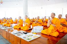 ภาพ No.248494:วันที่ 27 กันยายน พ.ศ. 2568 พิธีถวายเมนูสวรรค์เพื่อการบรรลุธรรม ณ หอฉันคุณยายอาจารย์ฯ วัดพระธรรมกาย