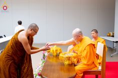 ภาพ No.222589:วันที่ 23 เมษายน พ.ศ. 2568 หลวงพ่อทัตตชีโวต้อนรับคณะสงฆ์บังกลาเทศ ณ อาคาร 100 ปี คุณยายมหารัตนอุบาสิกาจันทร์ ขนนกยูง วัดพระธรรมกาย