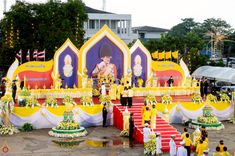 ภาพ No.235092:วันจันทร์ที่ 28 กรกฎาคม พ.ศ. 2568 พิธีถวายเครื่องราชสักการะและวางพานพุ่ม และพิธีจุดเทียนถวายพระพรชัยมงคล เนื่องในโอกาสวันเฉลิมพระชนมพรรษา พระบาทสมเด็จพระวชิรเกล้าเจ้าอยู่หัว ณ บริเวณหน้าอาคารสำนักงาน เทศบาลเมืองคลองหลวง จ.ปทุมธานี
