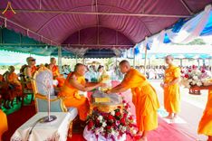 ภาพ No.255422:วันที่ 13 ตุลาคม พ.ศ. 2568 พิธีบรรจุพระบรมสารีริกธาตุ ผูกผ้า 7 สี เพื่อความเป็นสิริมงคล  และ ยกช่อฟ้า ประดิษฐานบนหลังคาอุโบสถวัดทุ่งเจริญธรรม ถวายบูชาธรรม 81 ปี หลวงพ่อธัมมชโย โดยคณะศิษยานุศิษย์ ณ วัดทุ่งเจริญธรรม อ.อมก๋อย จ.เชียงใหม่