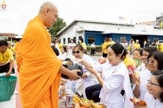 ภาพ No.242013:วันอาทิตย์ที่ 31 สิงหาคม พ.ศ. 2568 พิธีทำบุญแด่คณะสงฆ์ 122 รูป ฉลอง 121 ปี อำเภอคลองหลวง จ.ปทุมธานี เพื่อนำส่งช่วยเหลือคณะสงฆ์ 323 วัด 4 จังหวัดชายแดนภาคใต้ และช่วยเหลือประชาชนจากเหตุปะทะ แนวชายแดนไทย-กัมพูชา ณ บริเวณหน้าที่ว่าการอำเภอคลองหลวง จังหวัดปทุ