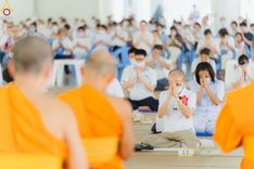 ภาพ No.80259:สาธุชนร่วมสรงน้ำพระและทำบุญ เนื่องในวันสงกรานต์ ณ หอฉันคุณยายอาจารย์ฯ วัดพระธรรมกาย วันที่ 13 เมษายน พ.ศ. 2566
