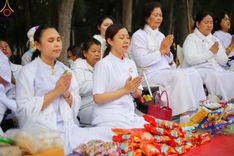 ภาพ No.190211:พิธีตักบาตรพระธรรมยาตรา ณ อนุสรณ์สถานลำดับที่ 1 สถานที่เกิดด้วยรูปกายเนื้อ อนุสรณ์สถานมหาวิหารพระมงคลเทพมุนี (โลตัสแลนด์) อ.สองพี่น้อง จ.สุพรรณบุรี ในโครงการธรรมยาตรา กตัญญูบูชา มหาปูชนียาจารย์ พระมงคลเทพมุนี(สด จนฺทสโร) พระผู้ปราบมาร อนุสรณ์สถาน 7 แห่ง 