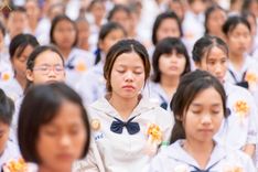ภาพ No.245898:วันเสาร์ที่ 13 กันยายน พ.ศ. 2568 พิธีมอบผ้าไตรประธานกฐินสัมฤทธิ์เด็กดี V-Star ณ สภาธรรมกายสากล วัดพระธรรมกาย