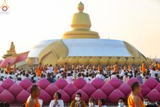 ภาพ No.201139:พิธีตักบาตรพระธรรมยาตรา ณ อนุสรณ์สถานลำดับที่ 5 สถานที่เผยแผ่วิชชาธรรมกายครั้งแรก อนุสรณ์สถานบางปลา วัดบางปลา อำเภอบางเลน จังหวัดนครปฐม ในโครงการธรรมยาตรา กตัญญูบูชา มหาปูชนียาจารย์ พระมงคลเทพมุนี(สด จนฺทสโร) พระผู้ปราบมาร อนุสรณ์สถาน 7 แห่ง ปีที่ 13