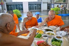 ภาพ No.146182:วันมหารำลึก ครั้งที่ 34 พิธีร่วมรำลึกถึงนักสร้างบารมีที่ล่วงลับไปแล้ว , พิธีสวดพระพุทธมนต์ ณ ห้องแก้วสารพัดนึก 1 วัดพระธรรมกาย วันเสาร์ที่ 27 กรกฎาคม พ.ศ. 2567