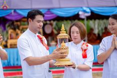 ภาพ No.255475:วันที่ 13 ตุลาคม พ.ศ. 2568 พิธีบรรจุพระบรมสารีริกธาตุ ผูกผ้า 7 สี เพื่อความเป็นสิริมงคล  และ ยกช่อฟ้า ประดิษฐานบนหลังคาอุโบสถวัดทุ่งเจริญธรรม ถวายบูชาธรรม 81 ปี หลวงพ่อธัมมชโย โดยคณะศิษยานุศิษย์ ณ วัดทุ่งเจริญธรรม อ.อมก๋อย จ.เชียงใหม่