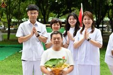 ภาพ No.143851:พิธีตัดปอยผม โครงการอุปสมบทหมู่ พระธรรมทายาทนานาชาติ (ภาษาจีน) รุ่นที่ 19 วันอาทิตย์ที่ 7 กรกฎาคม พ.ศ. 2567 ณ สนามหญ้า หน้าบ้านแก้วอาสาสมัคร วัดพระธรรมกาย