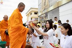 ภาพ No.242028:วันอาทิตย์ที่ 31 สิงหาคม พ.ศ. 2568 พิธีทำบุญแด่คณะสงฆ์ 122 รูป ฉลอง 121 ปี อำเภอคลองหลวง จ.ปทุมธานี เพื่อนำส่งช่วยเหลือคณะสงฆ์ 323 วัด 4 จังหวัดชายแดนภาคใต้ และช่วยเหลือประชาชนจากเหตุปะทะ แนวชายแดนไทย-กัมพูชา ณ บริเวณหน้าที่ว่าการอำเภอคลองหลวง จังหวัดปทุ