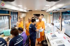 ภาพ No.230322:วันจันทร์ที่ 30 มิถุนายน พ.ศ. 2568 เจ้าอาวาสวัดพระธรรมกาย เยี่ยมอนุโมทนาให้กำลังใจ บุคลากรทางการแพทย์-เจ้าหน้าที่ผู้ปฏิบัติงาน โครงการรถตัดแว่นสายตาเคลื่อนที่สภากาชาดไทย เพื่อเด็กนักเรียนในชนบท พื้นที่จังหวัดปทุมธานี