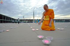 ภาพ No.240989:วันพุธที่ 27 สิงหาคม พ.ศ. 2568 พิธีจุดประทีป ในวันธรรมชัย ณ วัดพระธรรมกาย