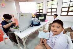 ภาพ No.230358:วันจันทร์ที่ 30 มิถุนายน พ.ศ. 2568 เจ้าอาวาสวัดพระธรรมกาย เยี่ยมอนุโมทนาให้กำลังใจ บุคลากรทางการแพทย์-เจ้าหน้าที่ผู้ปฏิบัติงาน โครงการรถตัดแว่นสายตาเคลื่อนที่สภากาชาดไทย เพื่อเด็กนักเรียนในชนบท พื้นที่จังหวัดปทุมธานี
