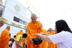 ภาพ No.242039:วันอาทิตย์ที่ 31 สิงหาคม พ.ศ. 2568 พิธีทำบุญแด่คณะสงฆ์ 122 รูป ฉลอง 121 ปี อำเภอคลองหลวง จ.ปทุมธานี เพื่อนำส่งช่วยเหลือคณะสงฆ์ 323 วัด 4 จังหวัดชายแดนภาคใต้ และช่วยเหลือประชาชนจากเหตุปะทะ แนวชายแดนไทย-กัมพูชา ณ บริเวณหน้าที่ว่าการอำเภอคลองหลวง จังหวัดปทุ