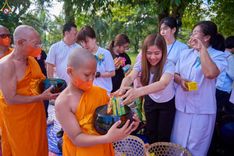 ภาพ No.68378:พิธีตักบาตร ณ พระมหาเจดีย์บรมพุทโธ ประเทศอินโดนีเซีย วันที่ 18 ธันวาคม พ.ศ. 2565