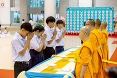 ภาพ No.233758:วันเสาร์ที่ 19 กรกฎาคม พ.ศ.2568 วันมหารำลึก ครั้งที่ 35 พิธีรำลึกถึงนักสร้างบารมี , พิธีสวดพระพุทธมนต์ , พิธีทอดผ้าบังสกุลและถวายไทยธรรม วัดพระธรรมกาย