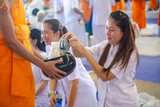 ภาพ No.158997:พิธีตักบาตร ในวันอาทิตย์ต้นเดือน วันที่ 6 ตุลาคม พ.ศ. 2567 ณ สภาธรรมกายสากล วัดพระธรรมกาย