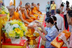 ภาพ No.260412:วันที่ 19 ตุลาคม พ.ศ. 2568 พิธีทอดกฐินสามัคคีทั่วไทย 30,000 วัด โดยคณะศิษยานุศิษย์ บูชาธรรม 81 ปี หลวงพ่อธัมมชโย ณ วัดเทพวนาราม ต.ศรีสุนทร อ.ถลาง จ.ภูเก็ต