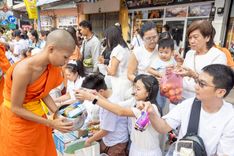 ภาพ No.237140:วันอาทิตย์ที่ 10 สิงหาคม พ.ศ. 2568 มหาสังฆทานครั้งยิ่งใหญ่ ตักบาตรพระ 10,000 รูป ถ.นิพัทธ์อุทิศ 3 ใจกลางนครหาดใหญ่ จ.สงขลา (ชุดที่ 2)