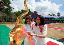 ภาพ No.255447:วันที่ 13 ตุลาคม พ.ศ. 2568 พิธีบรรจุพระบรมสารีริกธาตุ ผูกผ้า 7 สี เพื่อความเป็นสิริมงคล  และ ยกช่อฟ้า ประดิษฐานบนหลังคาอุโบสถวัดทุ่งเจริญธรรม ถวายบูชาธรรม 81 ปี หลวงพ่อธัมมชโย โดยคณะศิษยานุศิษย์ ณ วัดทุ่งเจริญธรรม อ.อมก๋อย จ.เชียงใหม่
