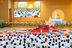 ภาพ No.251230:วันที่ 10 ตุลาคม พ.ศ. 2568 พิธีปฏิบัติธรรม ในวันคล้ายวันเกิด 141 ปี พระมงคลเทพมุนี (สด จนฺทสโร) พระผู้ปราบมาร ณ สภาธรรมกายสากล วัดพระธรรมกาย