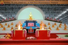 ภาพ No.83740:พิธีวางแผ่นจารึกชื่อและพิธีวางพวงมาลัยสักการะพระประธาน วันอาทิตย์ที่ 16 กรกฎาคม พ.ศ. 2566 ณ รัตนบัลลังก์ สภาธรรมกายสากล วัดพระธรรมกาย
