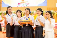 ภาพ No.246109:วันเสาร์ที่ 13 กันยายน พ.ศ. 2568 พิธีมอบผ้าไตรประธานกฐินสัมฤทธิ์เด็กดี V-Star ณ สภาธรรมกายสากล วัดพระธรรมกาย