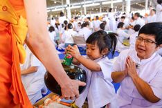ภาพ No.167529:พิธีตักบาตรและพิธีบูชาข้าวพระ ในวันอาทิตย์ที่ 3 พฤศจิกายน พ.ศ. 2567 ณ วัดพระธรรมกาย