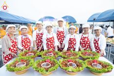 ภาพ No.200841:พิธีถวายภัตตาหารเป็นสังฆทาน แด่พระธรรมยาตรา ณ อนุสรณ์สถานบางปลา วัดบางปลา อำเภอบางเลน จังหวัดนครปฐม ในโครงการธรรมยาตรา กตัญญูบูชา มหาปูชนียาจารย์ พระมงคลเทพมุนี(สด จนฺทสโร) พระผู้ปราบมาร อนุสรณ์สถาน 7 แห่ง ปีที่ 13 วันที่ 24 มกราคม พ.ศ. 2568