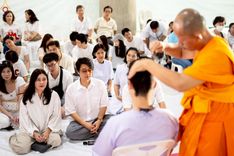 ภาพ No.248647:วันที่ 28 กันยายน พ.ศ. 2568 พิธีตัดปอยผม และปลงผม โครงการอุปสมบทบูชาธรรม 141 ปี พระมงคลเทพมุนี ณ วิหารคด วัดพระธรรมกาย
