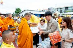 ภาพ No.242021:วันอาทิตย์ที่ 31 สิงหาคม พ.ศ. 2568 พิธีทำบุญแด่คณะสงฆ์ 122 รูป ฉลอง 121 ปี อำเภอคลองหลวง จ.ปทุมธานี เพื่อนำส่งช่วยเหลือคณะสงฆ์ 323 วัด 4 จังหวัดชายแดนภาคใต้ และช่วยเหลือประชาชนจากเหตุปะทะ แนวชายแดนไทย-กัมพูชา ณ บริเวณหน้าที่ว่าการอำเภอคลองหลวง จังหวัดปทุ