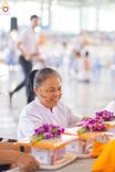 ภาพ No.159034:พิธีตักบาตร ในวันอาทิตย์ต้นเดือน วันที่ 6 ตุลาคม พ.ศ. 2567 ณ สภาธรรมกายสากล วัดพระธรรมกาย