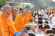 ภาพ No.235245:วันอาทิตย์ที่ 27 กรกฎาคม พ.ศ. 2568 พิธีตักบาตรพระ1,000 รูป ทำบุญเมืองพัทลุง ประธานสงฆ์ พระปริยัติวชิโรดม  เจ้าคณะจังหวัดพัทลุง ประธานฆราวาส นายรัฐศาสตร์ ชิดชู  ผู้ว่าราชการจังหวัดพัทลุง