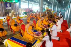 ภาพ No.246593:วันที่ 14 กันยายน พ.ศ. 2568 พิธีตักบาตรฉลองพระใหม่ ในโครงการอุปสมบทหมู่บูชาธรรม ครบรอบ108ปี วันครูผู้ค้นพบวิชชาธรรมกาย ณ วิหารคด วัดพระธรรมกาย