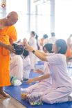 ภาพ No.159005:พิธีตักบาตร ในวันอาทิตย์ต้นเดือน วันที่ 6 ตุลาคม พ.ศ. 2567 ณ สภาธรรมกายสากล วัดพระธรรมกาย