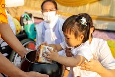 ภาพ No.201223:พิธีตักบาตรพระธรรมยาตรา ณ อนุสรณ์สถานลำดับที่ 5 สถานที่เผยแผ่วิชชาธรรมกายครั้งแรก อนุสรณ์สถานบางปลา วัดบางปลา อำเภอบางเลน จังหวัดนครปฐม ในโครงการธรรมยาตรา กตัญญูบูชา มหาปูชนียาจารย์ พระมงคลเทพมุนี(สด จนฺทสโร) พระผู้ปราบมาร อนุสรณ์สถาน 7 แห่ง ปีที่ 13