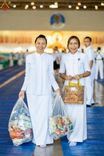 ภาพ No.159014:พิธีตักบาตร ในวันอาทิตย์ต้นเดือน วันที่ 6 ตุลาคม พ.ศ. 2567 ณ สภาธรรมกายสากล วัดพระธรรมกาย