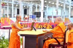 ภาพ No.237525:วันอาทิตย์ที่ 10 สิงหาคม พ.ศ.2568 พิธีมอบใบประกาศเกียรติคุณ โครงการสอบบาลี "ฉลองแชมป์" บูชาธรรม 80 ปี หลวงพ่อธัมมชโย ประจำปี 2568 และ พิธีมอบดวงแก้วสามเณรทรงบาลีไวยากรณ์ ณ สภาธรรมกายสากล วัดพระธรรมกาย ปทุมธานี