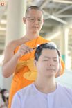 ภาพ No.248632:วันที่ 28 กันยายน พ.ศ. 2568 พิธีตัดปอยผม และปลงผม โครงการอุปสมบทบูชาธรรม 141 ปี พระมงคลเทพมุนี ณ วิหารคด วัดพระธรรมกาย