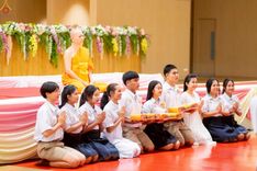ภาพ No.246103:วันเสาร์ที่ 13 กันยายน พ.ศ. 2568 พิธีมอบผ้าไตรประธานกฐินสัมฤทธิ์เด็กดี V-Star ณ สภาธรรมกายสากล วัดพระธรรมกาย